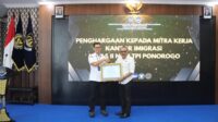 Kantor-Imigrasi-Jadikan-Dinas-Kominfo-dan-Statistik-Ponorogo-Sebagai-Mitra-Kerja-Terbaik-2-768x512
